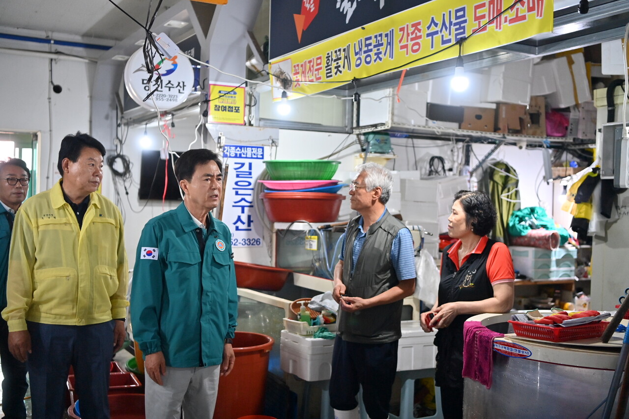 김태흠 지사와 오성환 당진시장이 어시장 피해 상인들과 이야기를 나누고 있다. 충남도 제공. 