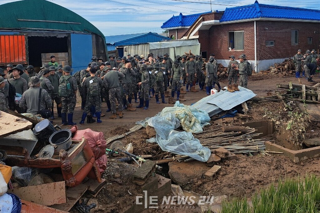 육군32사단 장병들도 복구 현장에 투입돼 대민 지원에 총력을 기울이고 있다. 김다소미 기자. 