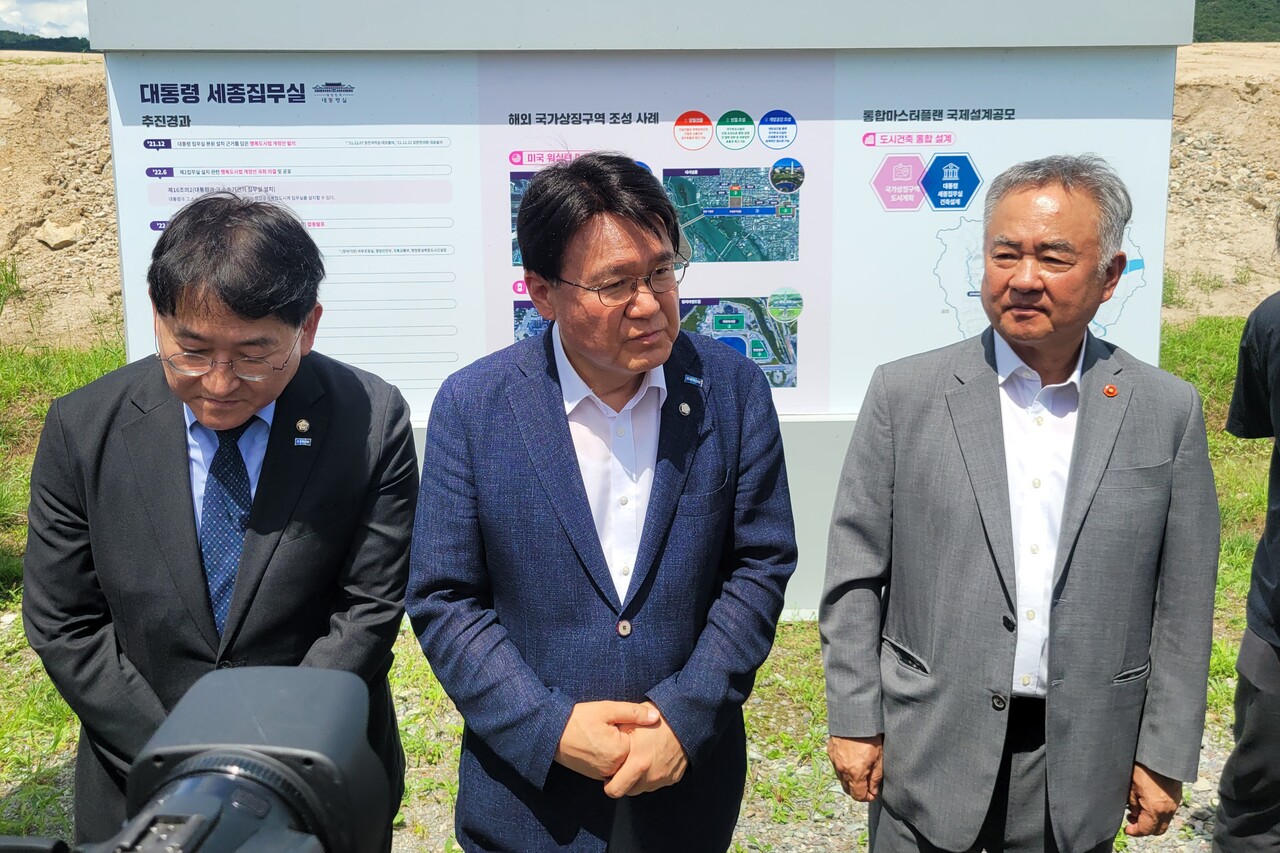 22일 세종시 국회의사당 예정부지를 찾은 황운하 국회의원이 기자들 질문에 답하고 있다. /사진=권예진 기자