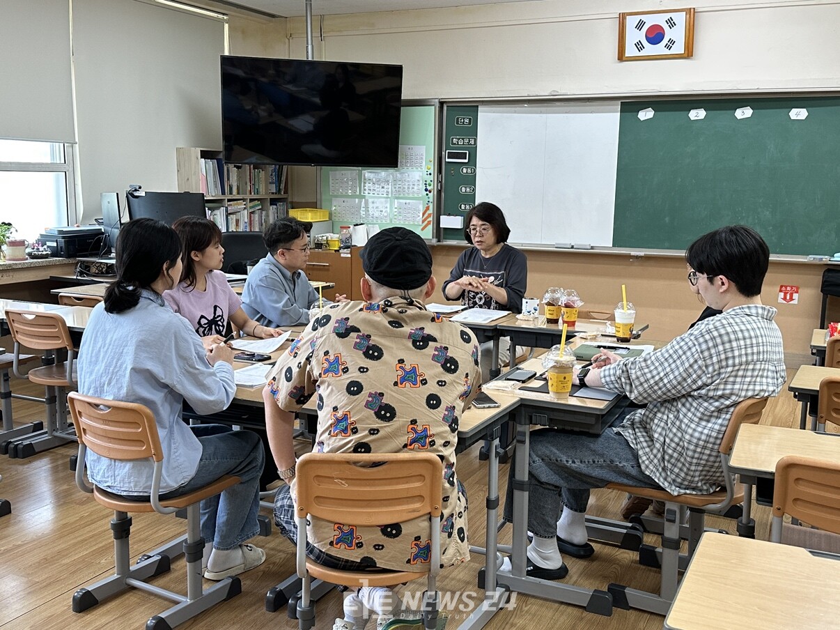 논산·계룡지역의 학교 밖 전문적 학습공동체 '다생공감' 교사들의 회의 모습. 충남교육청 제공. 