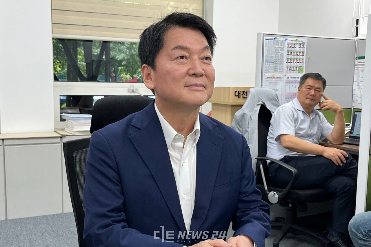 국민의힘 당권주자인 안철수 의원이 22일 대전을 찾아 수도권 일극체제 극복을 위한 ‘충청권 행정통합’ 필요성을 강조했다. 유솔아 기자. 