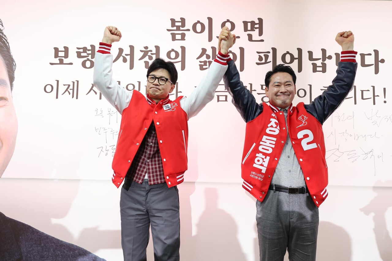 한동훈 전 국민의힘 대표가 8·22 전당대회 당대표 출마를 고사했다. 기득권 싸움 대신 ‘현장정치’를 강조하며 극우세력과 결별하지 못하는 당대표 후보를 작심 비판했다. 사진은 한 전 대표가 지난 총선 당시 장동혁 의원 선거사무소 개소식을 찾은 모습. 장 의원 페이스북 갈무리.