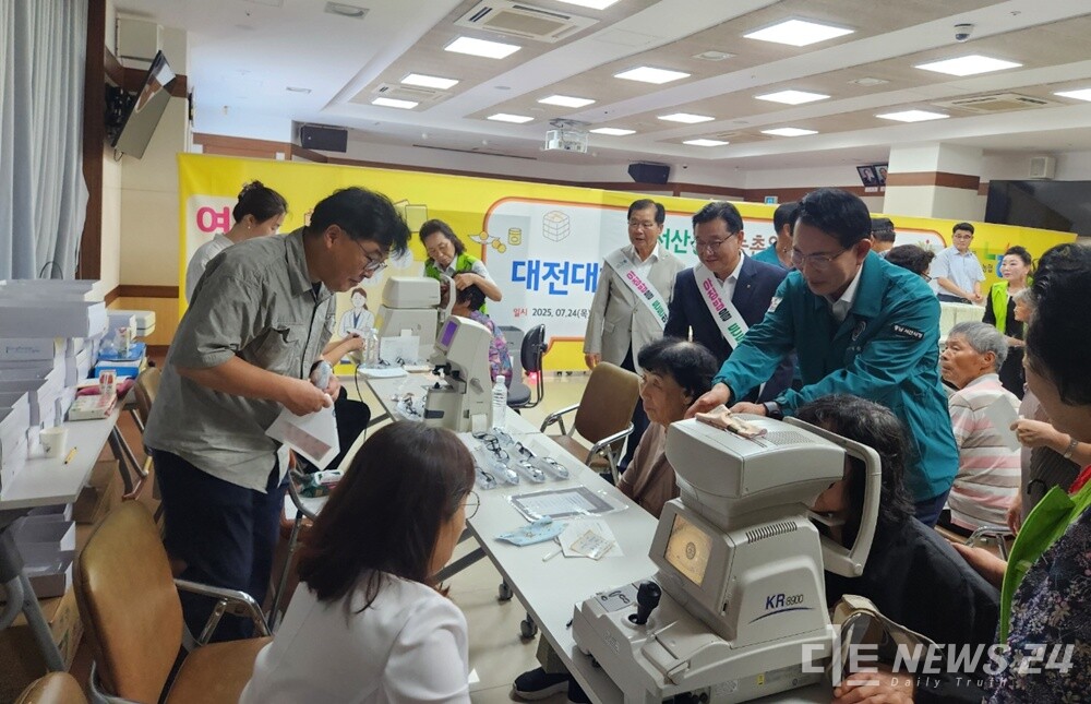 24일 서산농협에서 진행된 찾아가는 의료서비스 진료 현장을 찾은 이완섭 서산시장과 송연광 농협 서산시지부장, 이상윤 조합장 등이 의료진을 격려하고 있다. /농협 서산시지부 