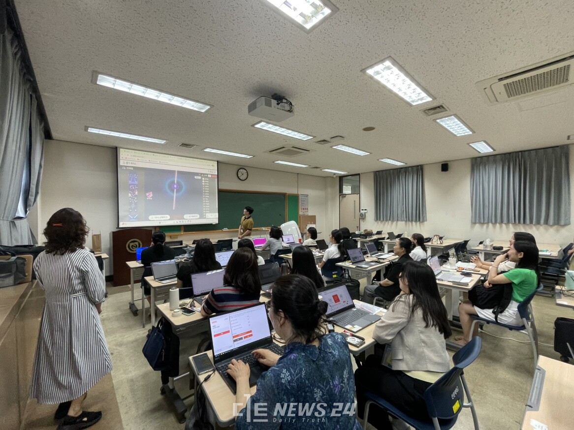 학교 안팎 전문적 학습공동체 교사들의 연수 모습. 충남교육청 제공. 
