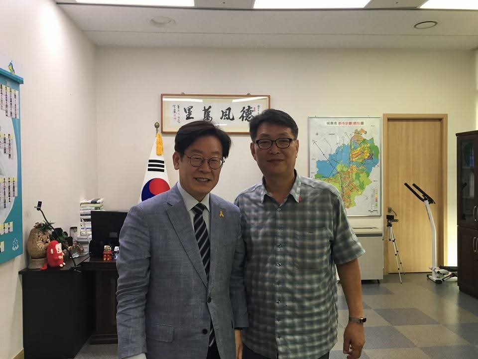 김제선 중구청장이 내년 6지난 2017년 희망제작소 목민관클럽을 방문한 이재명 대통령(당시 성남시장)과 기념사진을 찍고 있는 김제선 중구청장(당시 희망제작소 소장). 김제선 페이스북 갈무리.