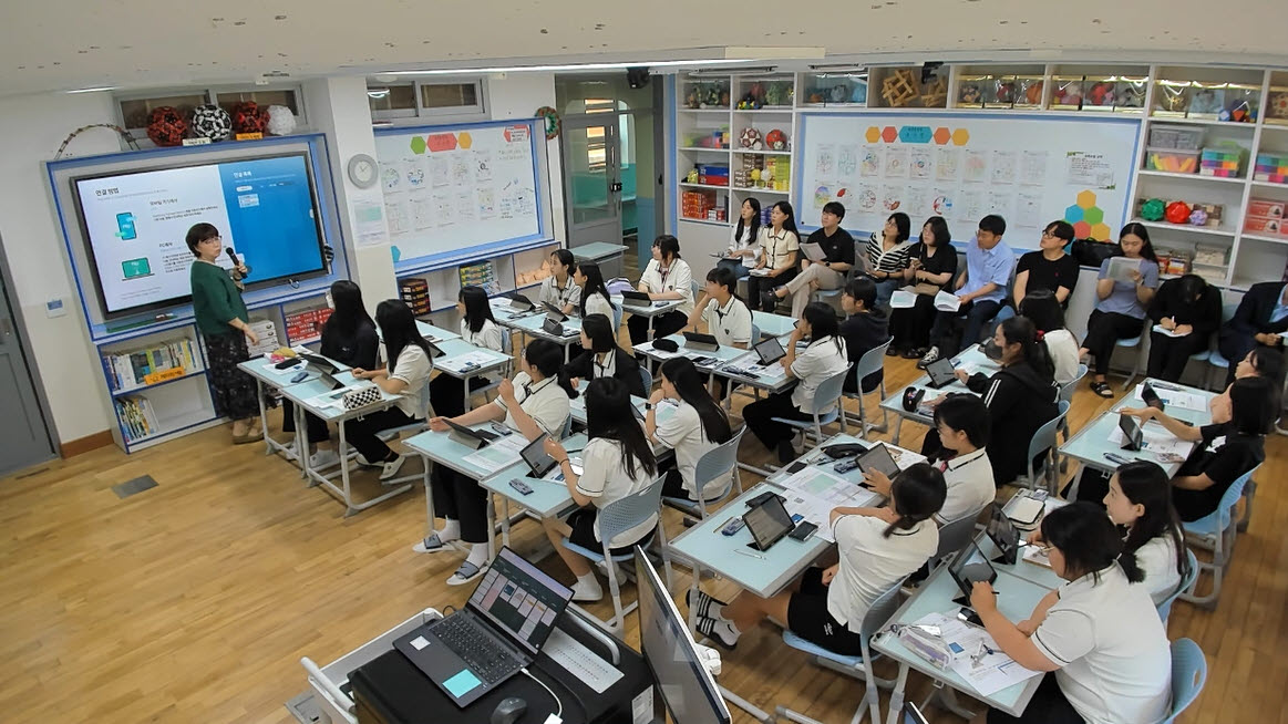 수석교사가 저경력 선생님들에게 자신의 수업을 공개하고 있는 모습. 충남교육청 제공. 