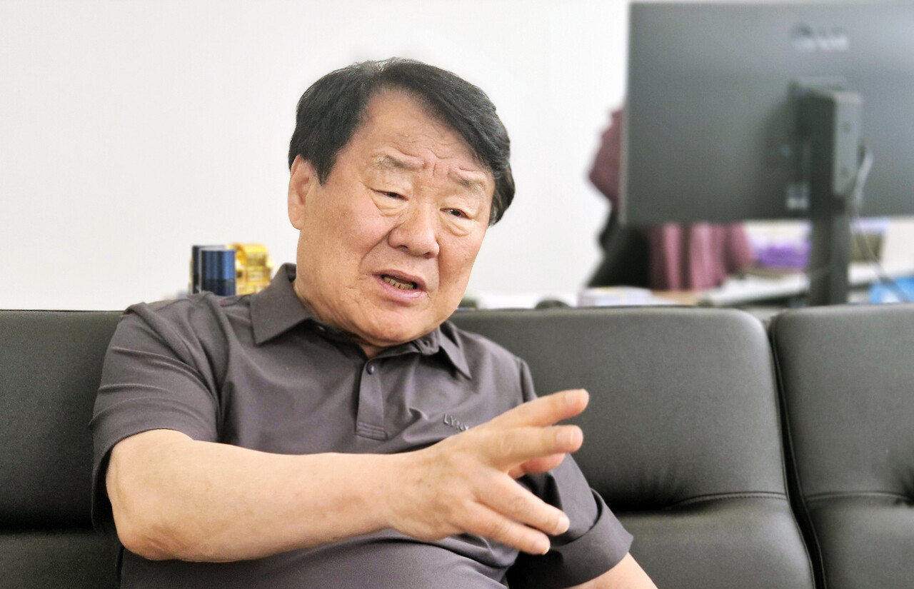 염홍철 전 대전시장이 ‘사회적 자본’ 확충 필요성을 주장했다. 최근 대전시가 '대전시 사회적 자본 확충조례'와 '대전 사회적 자본 지원센터'를 없앤 것을 겨냥해 "필요한 시점에서 후퇴했다"고 비판했다. 디트뉴스 DB.