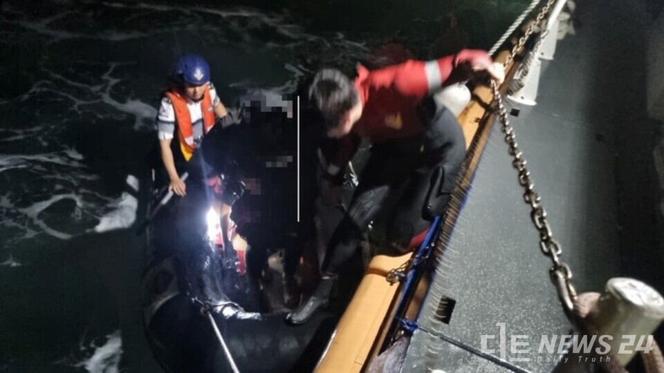 충남 태안해경이 소원면 파도리 아치내 해변 인근 갯바위에 고립된 낚시객들을 구조하고 있다. /태안해양경찰서