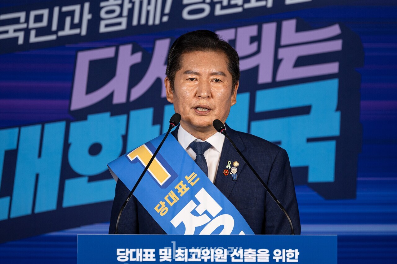 정청래 더불어민주당 당대표 후보가 60%대 지지율을 얻으며 당권을 거머쥐었다. 강성 개혁 노선을 대표하는 ‘개혁 기수’로서 검찰·언론·사법 개혁은 물론, 내란정당 해산을 통한 정치개혁 완수를 최우선 과제로 제시했다. 디트뉴스24DB. 자료사진.