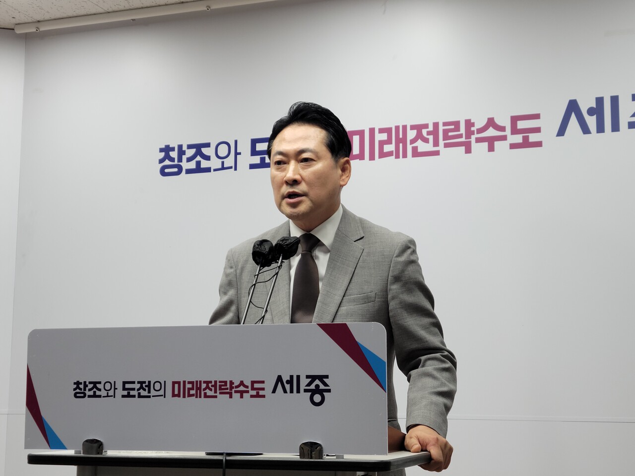 국민의힘 장동혁 당 대표 후보가 4일 세종시청 정음실에서 기자 브리핑을 갖고 질문에 답하고 있다. /사진=권예진 기자