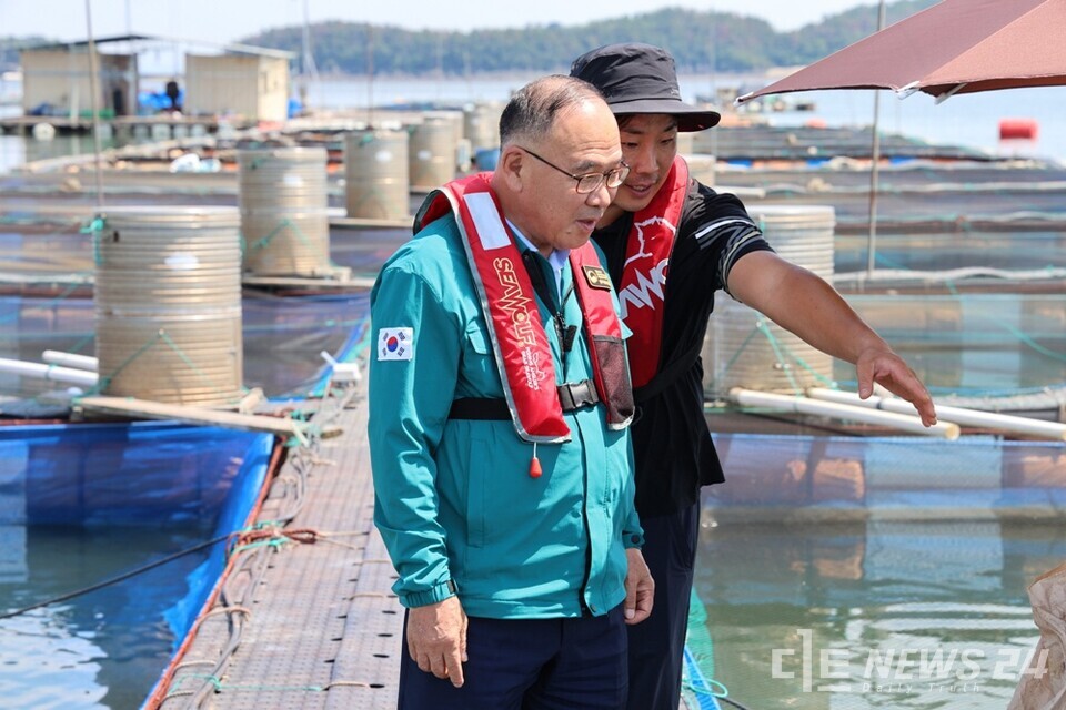 충남 서산시의회 조동식 의장이 지난 2일 부석면 창리 가두리 양식장을 방문해 현장을 점검하고 어업인들의 애로사항을 청취했다. 사진은 가두리 양식장을 찾은 조 의장이 양식장 관계자로부터 애로사항을 청취하는 모습. /서산시의회    