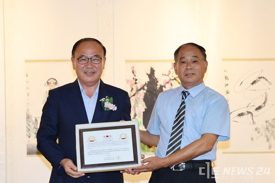 충남 서산시의회 조동식 의장(왼쪽)이 지난 1일 지곡면 해인미술관에서 열린 ‘2025 제4회 한·중·일 국제문화예술교류전(조직위원회 대회장 조규선)’ 개막식에서 중국 위해시 예문제미술관(관장 강덕강)으로부터 감사패를 받았다. 사진은 수상 후 기념촬영 모습. /서산시의회 