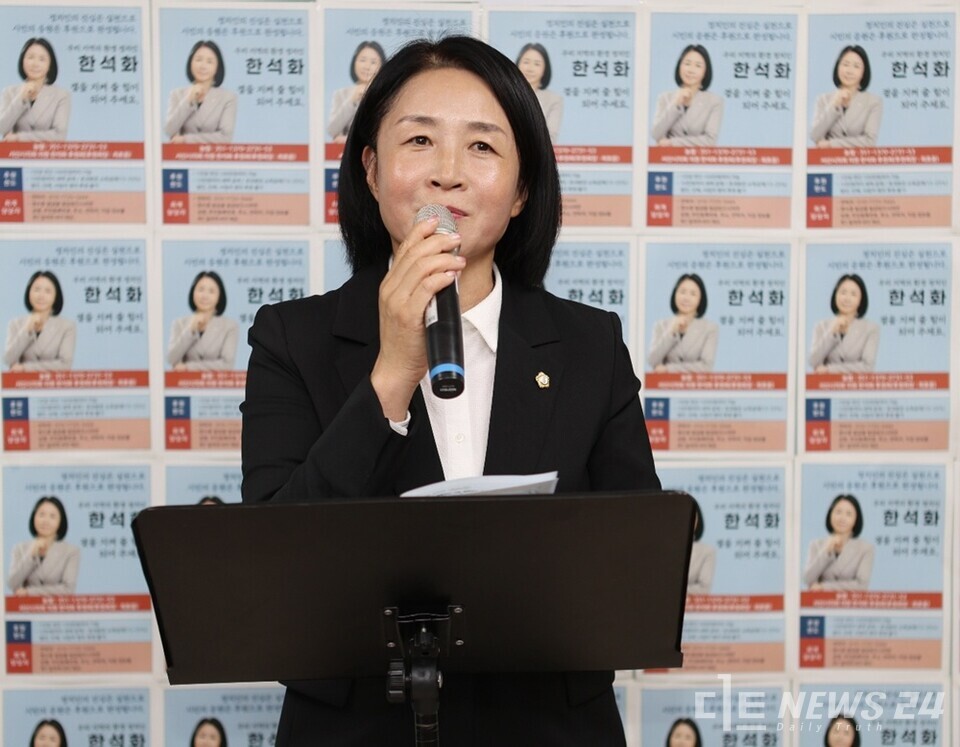 충남 서산시의회 한석화 의원이 지난달 30일 서산시 지곡면에 마련된 ‘시의원 한석화 후원회 사무소’에서 개소식을 갖고, 재선 도전을 공식화했다. 사진은 개소식에서 인사말을 하고 있는 한 의원. /본인 제공 