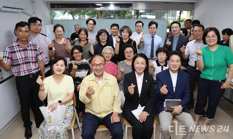 조동식(앞줄 왼쪽에서 두 번째) 서산시의회 의장 등 개소식 참석자들의 기념촬영 모습. /본인 제공 
