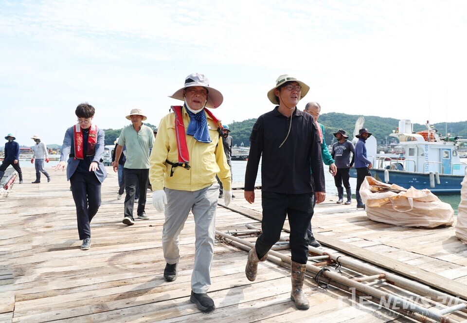 최근 천수만 지역에 고수온주의보가 발효된 가운데, 가세로 충남 태안군수가 관내 가두리양식장을 찾아 고수온 대응책을 점검했다. 사진은 2일 천수만 가두리양식장을 찾은 가세로 태안군수. /태안군