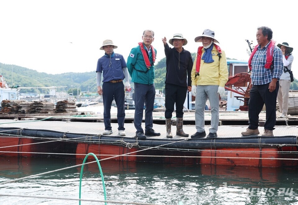 2일 천수만 가두리양식장을 찾은 가세로 태안군수. /태안군
