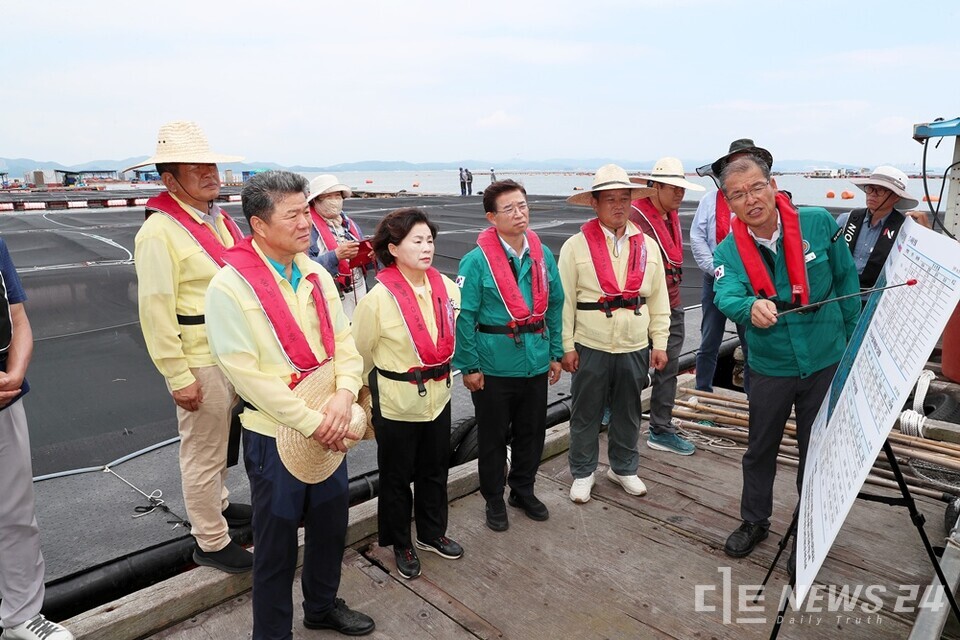 충남 태안군의회가 4일 고수온 피해에 선제적으로 대응하고자 천수만 일대 가두리양식장을 찾아 현장 예찰 활동을 벌였다. 사진은 전재옥(앞줄 왼쪽 두 번째) 의장 등이 가두리양식장 현장을 찾은 모습. /태안군의회