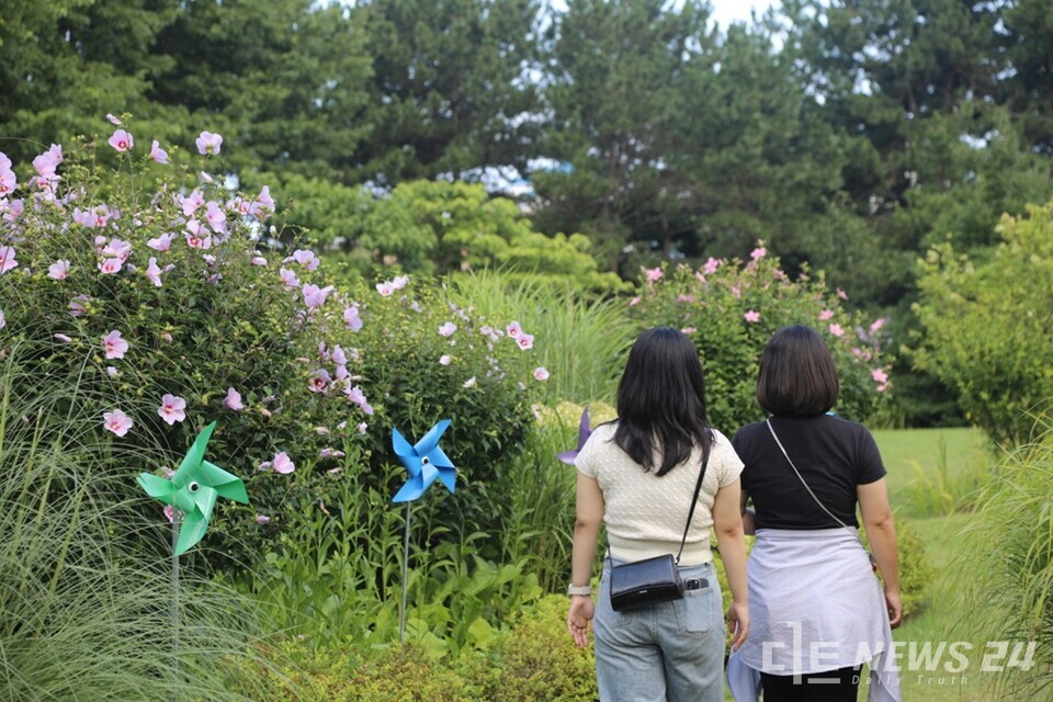 태안 천리포수목원을 찾은 관람객들이 무궁화동산을 둘러보고 있는 모습. /천리포수목원