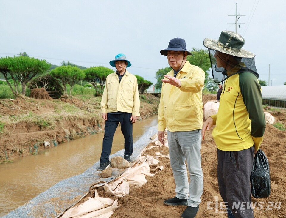 지난달 18일 태안읍 상옥리 마을도로 유실 피해 현장을 방문한 가세로(가운데) 태안군수. /태안군