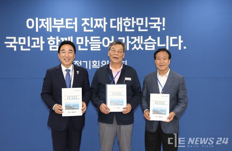 7일 균형성장특별위원회 박수현(왼쪽) 위원장을 만나 대정부 건의서를 전달한 가세로(가운데) 태안군수와 김원대 가로림만 해상교량 건립 추진위원장. /태안군