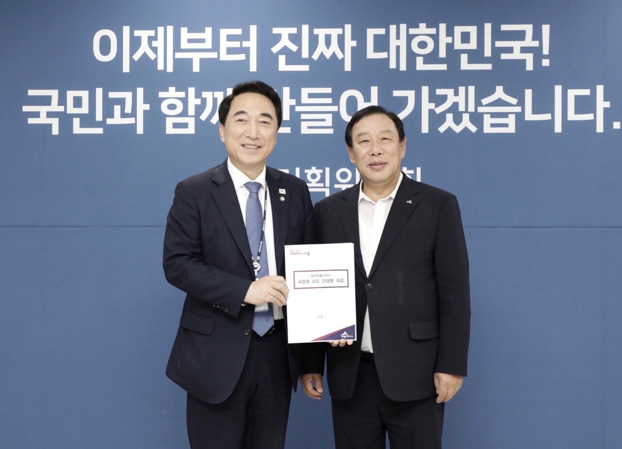 최민호 세종시장이 12일 정부서울청사에서 박수현 국정기획위원회 국가균형성장특별위원장을 만나 행정수도 완성과 국가균형발전 실현을 위한 5개 핵심과제를 공식 건의했다. /사진 제공=세종시