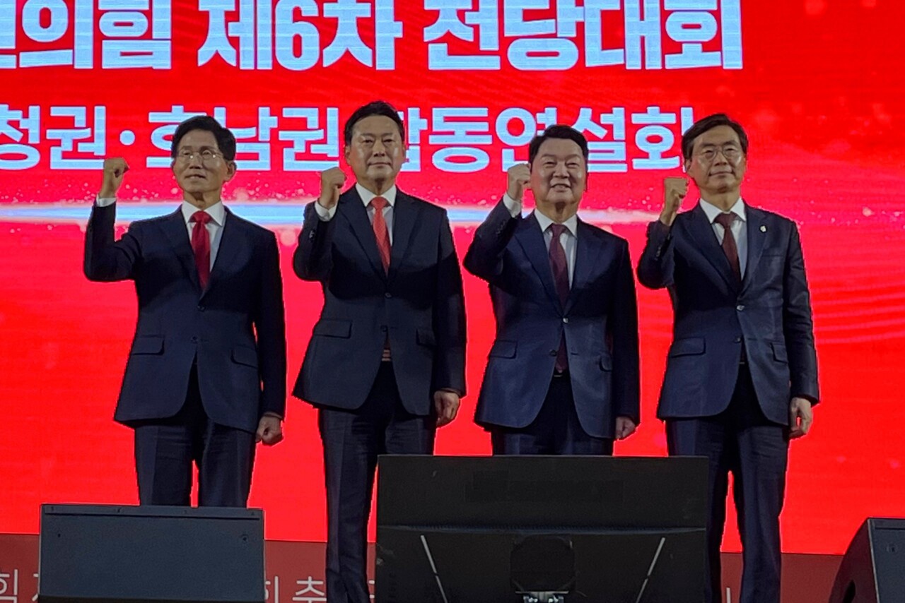 국민의힘은 13일 대전 서구 배재대 스포렉스홀에서 전당대회 충청·호남 합동연설회를 개최했다. 왼쪽부터 김문수·장동혁·안철수·조경태 당대표 후보. 유솔아 기자.