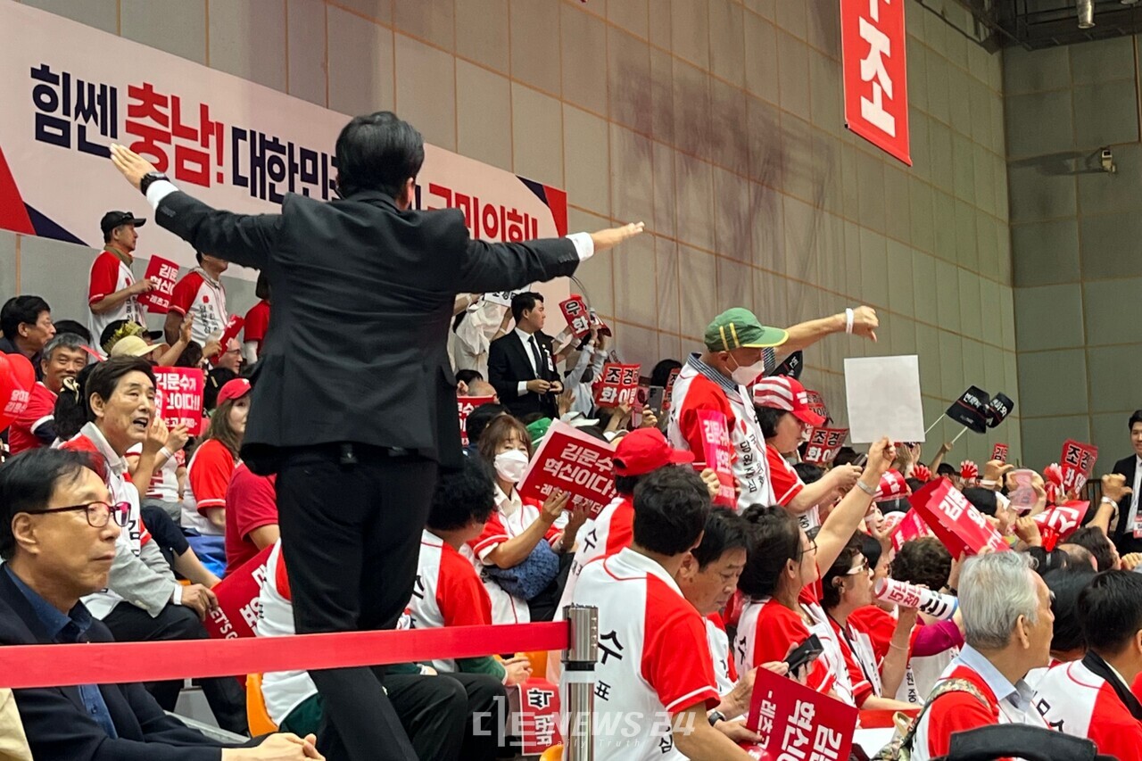 당대표 정견발표 도중 일부 지지자가 야유를 보냈고, 질서요원은 이를 제지했다. 유솔아 기자.