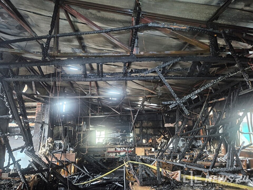 13일 오후 3시 47분경 충남 당진시 송악읍 한진리에 위치한 한 횟집에서 불이 나 46분만에 꺼졌다. 사진은 불에 탄 횟집 건물 내부 모습. /당진소방서