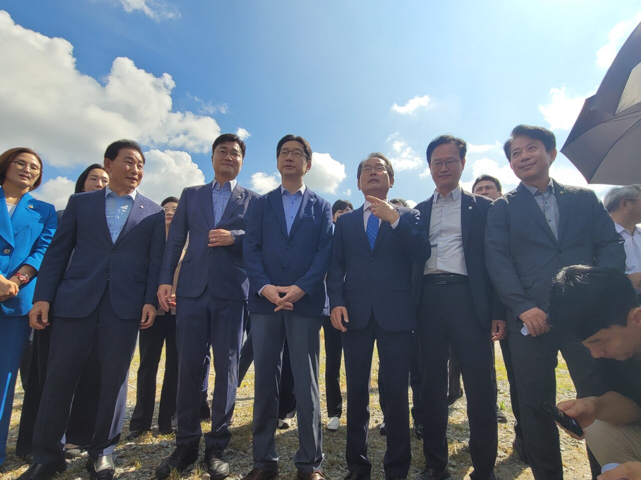 20일 더불어민주당 의원들 및 지방시대위원회 위원들이 세종 국회의사당 부지를 찾아 행정수도  추진 사업에 대해 설명하고 있다. /사진=권예진 기자