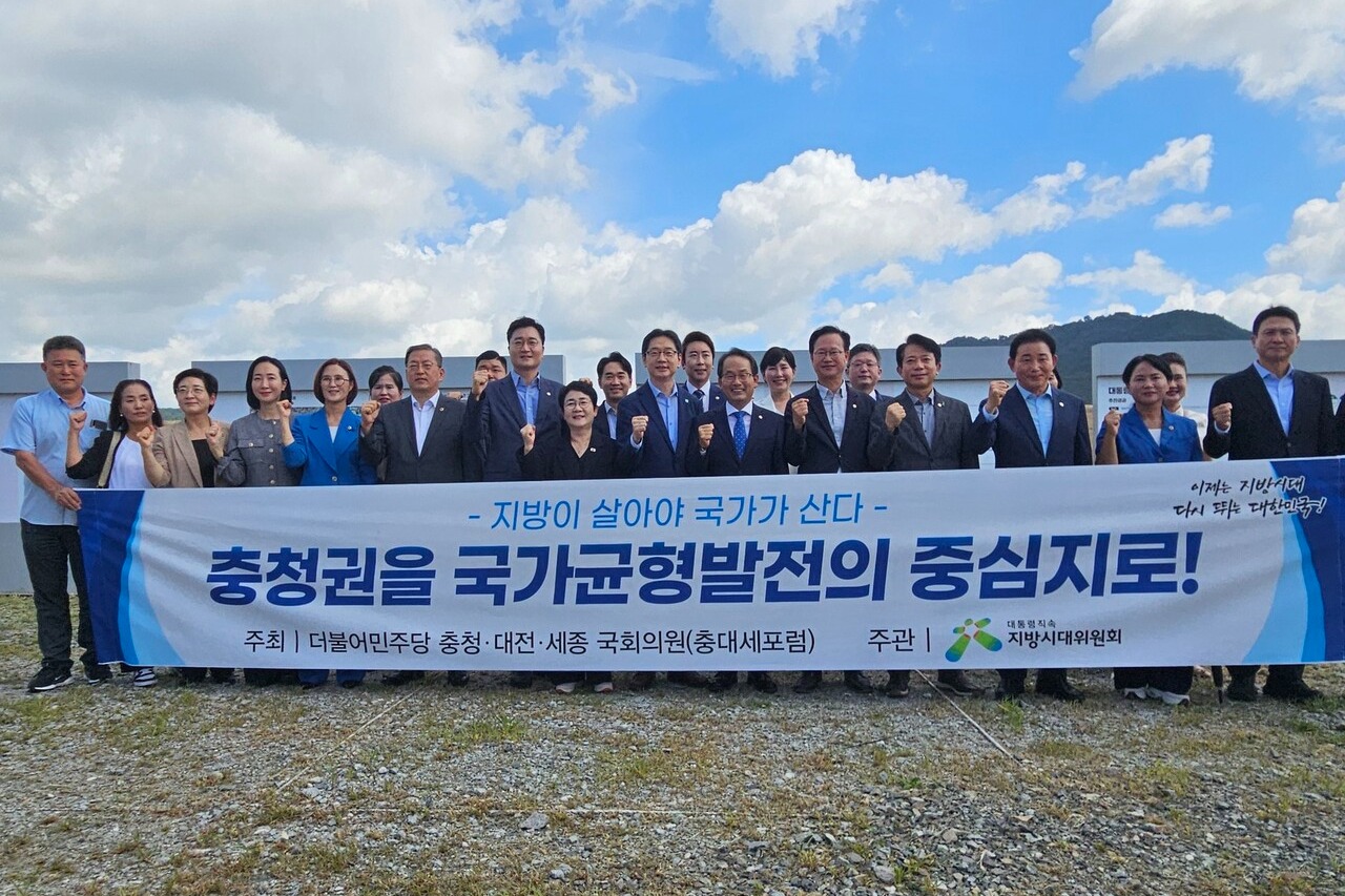 더불어민주당 충청·대전·세종 국회의원 모임인 ‘충대세포럼’이 20일 세종시에서 대통령 직속 지방시대위원회와 간담회를 열고 국회의사당 이전 예정부지를 시찰했다. 박용갑 의원 페이스북 갈무리. 