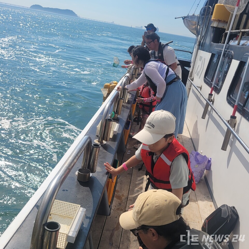 제19회 삼길포우럭축제 기간 중 진행된 치어방류 모습. /서산시