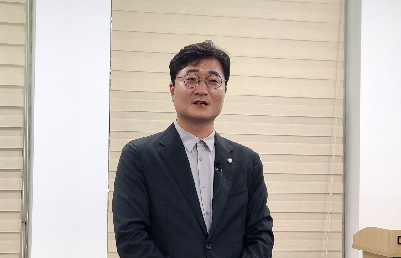 장철민 더불어민주당 국회의원(대전 동구)이 26일 대전시의회 기자실을 찾아 이전 공공기관 유치 준비에 소홀했던 대전시정을 비판하며 범시민 유치위원회 구성을 제안하고 있다. 한지혜 기자.