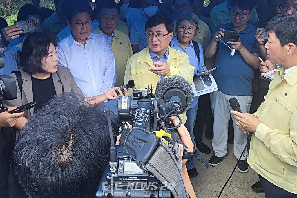 김성환 환경부 장관이 찬반 갈등이 가장 심한 청양부여 지천댐 건설 예정지를 찾아 주민 의견을 청취했다. 김다소미 기자. 