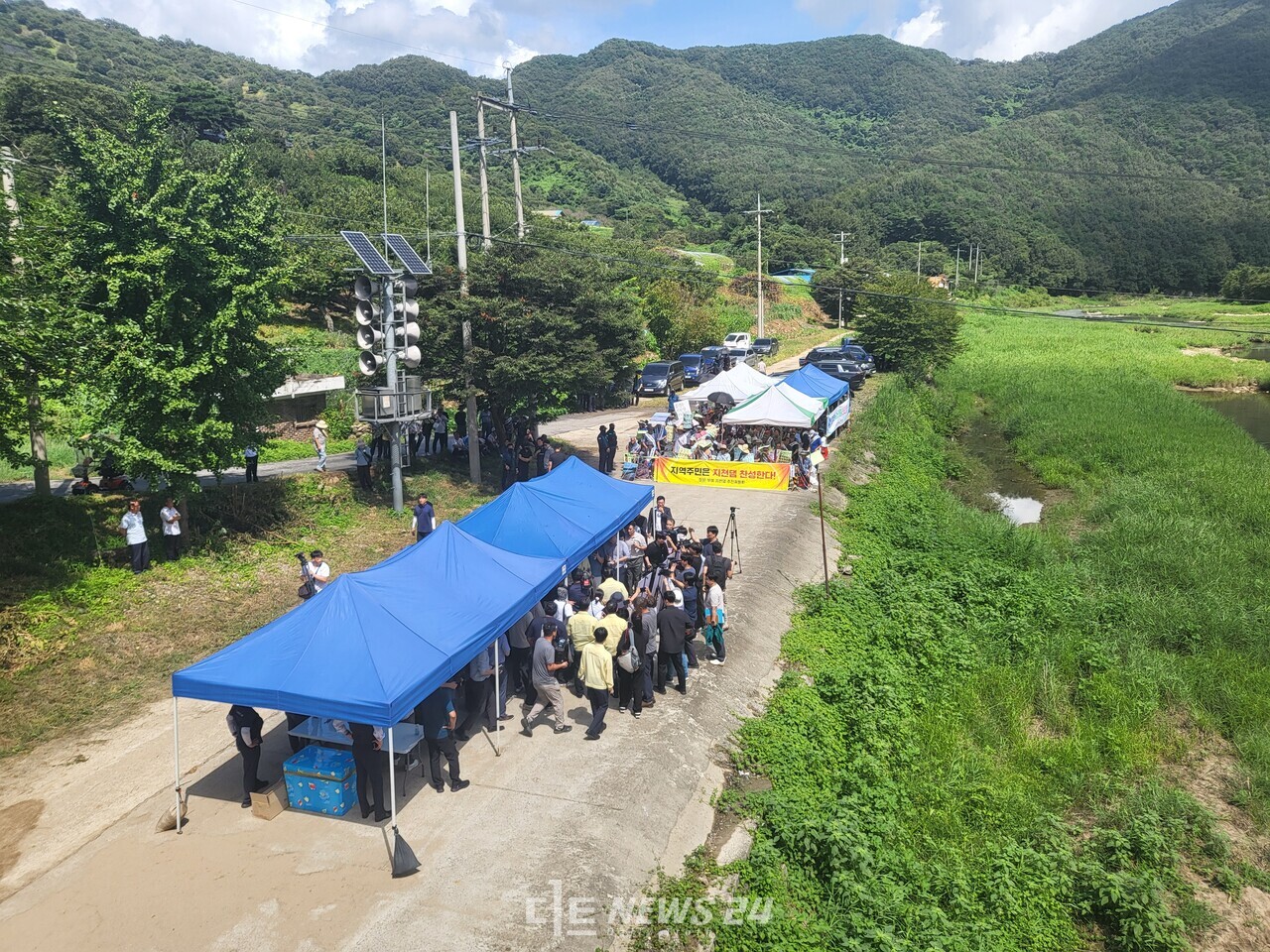 김 장관의 방문에 찬성측 주민들과 반대측 주민 모두 집회 신고를 하고 각자의 주장을 내세웠다. 김다소미 기자. 