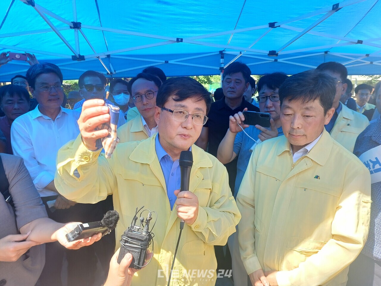 김성환 장관이 발언하고 있다. 오른쪽은 박정주 도 행정부지사. 김다소미 기자. 