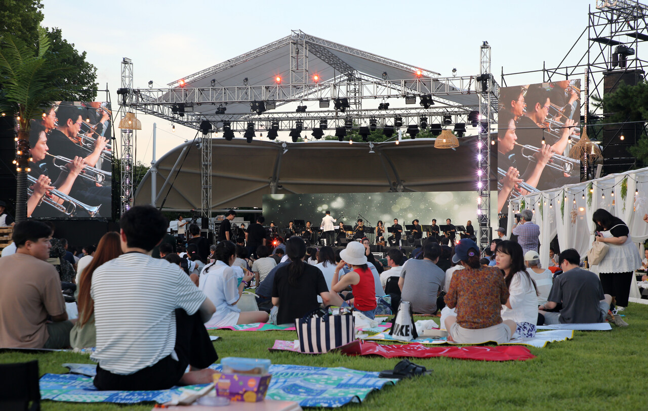 지난 29일 개막한 제4회 유성재즈&맥주페스타 현장. 해가 지기 전부터 관람객들이 돗자리를 깔고 공연을 관람하고 있다. 한지혜 기자.