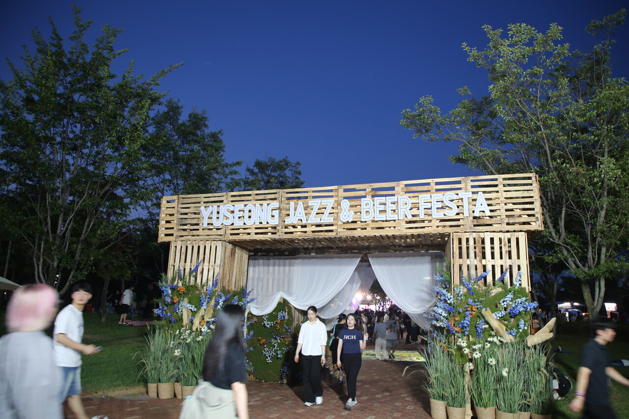 메인 공연장 입구 조형물. 소박하지만 친환경적이다. 한지혜 기자.