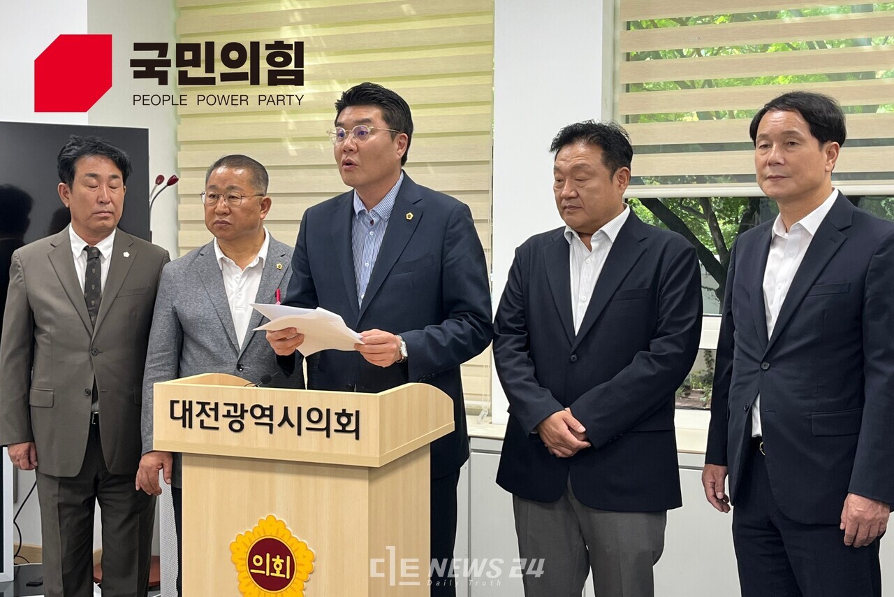 국민의힘 소속 대전시의원들이 장철민 더불어민주당 국회의원의 “대전시가 공공기관 2차 이전 준비에 소홀하다”는 주장에 조목조목 반박했다. 왼쪽부터 차례대로 이효성·이한영·정명국·송인석·이상래 의원. 유솔아 기자.