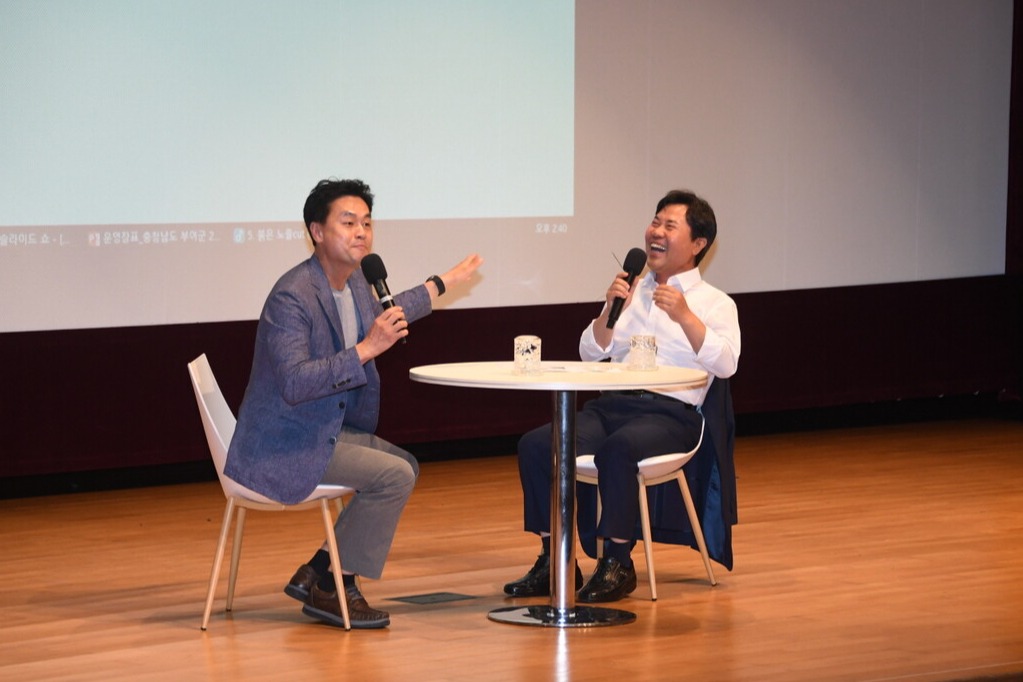 박 군수는 이날 콘서트에서 '청렴은 곧 내 얼굴'이라며 공직자의 청렴을 강조했다. 부여군 제공. 