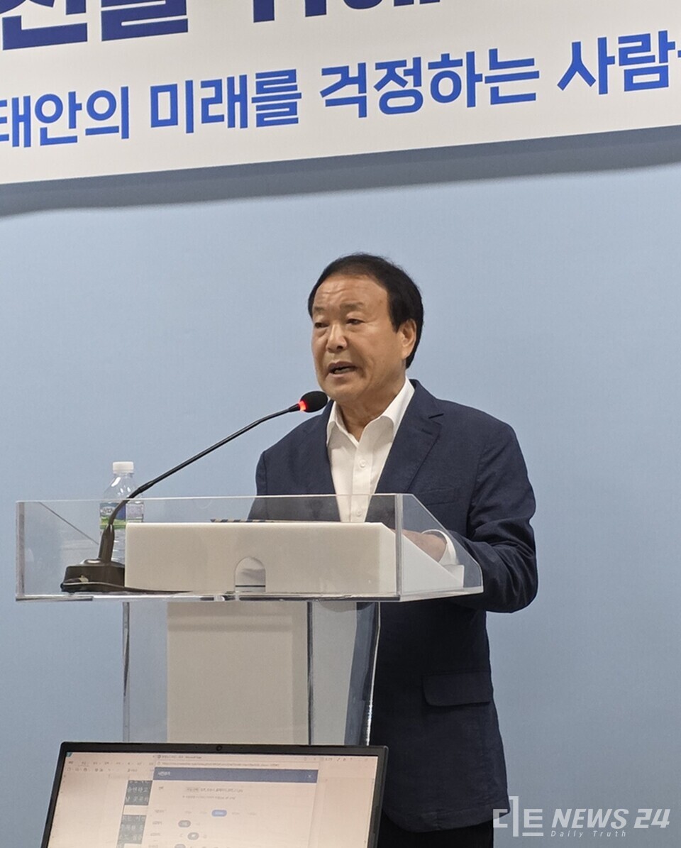 충남 태안군 주민들이 가세로 군수와 태안군정을 향한 잇따른 의혹 제기 및 언론 보도로 인해 ‘관광태안’의 이미지 실추는 몰론 지역경제에도 큰 타격이 초래되고 있다며 이에 대한 자중을 촉구하고 나섰다. 사진은 9일 열린 ‘태안의 미래를 걱정하는 사람들’ 대표 김원대 전 태안군의회 의원의 기자회견 모습. /태안=최병민 기자