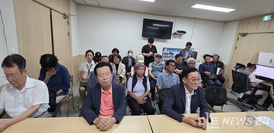 9일 기자회견에 참석한 태안군 주민들 모습. /태안=최병민 기자