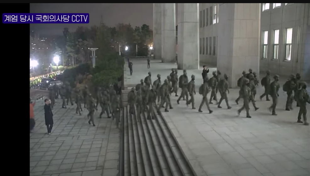 지난해 12월 3일, 윤석열 전 대통령의 비상계엄 선포에 따라 국회 본관에 진입하고 있는 계엄군 모습. 국회사무처 제공.