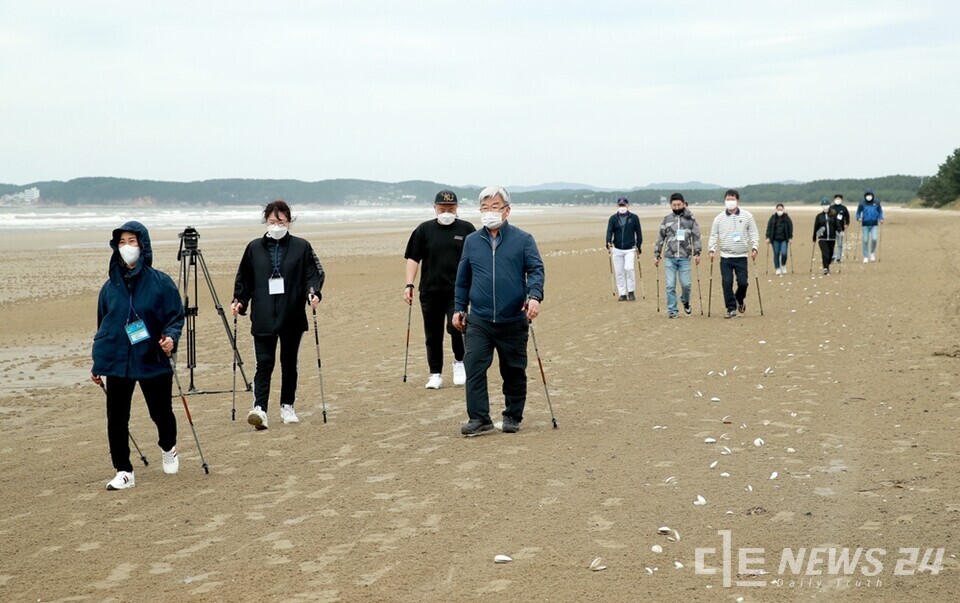 서해안 유일의 해양치유센터 개관을 앞두고 있는 충남 태안군이 해양치유 프로그램의 효능 검증을 위한 체험자를 모집한다. 사진은 노르딕 워킹 모습. /태안군