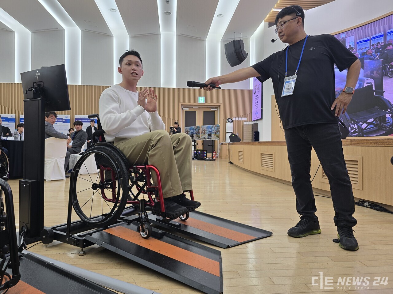 휠체어 e스포츠 경기를 개발한 캥스터즈(Kangsters) 김강 대표가 직접 휠체어를 타고 경기를 시연하고 있다. 최진섭 기자