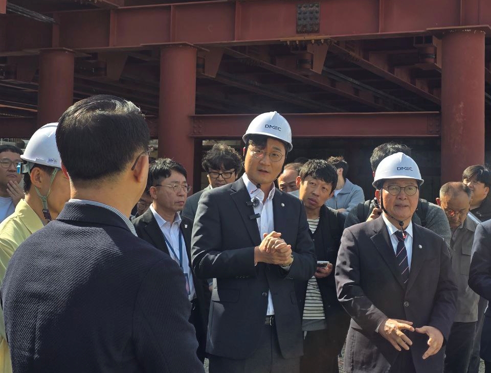 더불어민주당 장철민(대전 동구), 장종태(대전 서구갑) 국회의원이 23일 대전 유등교 가설교량 현장점검에서 중고 복공판 사용 안전 문제를 질의하고 있다. 장 의원실 제공.