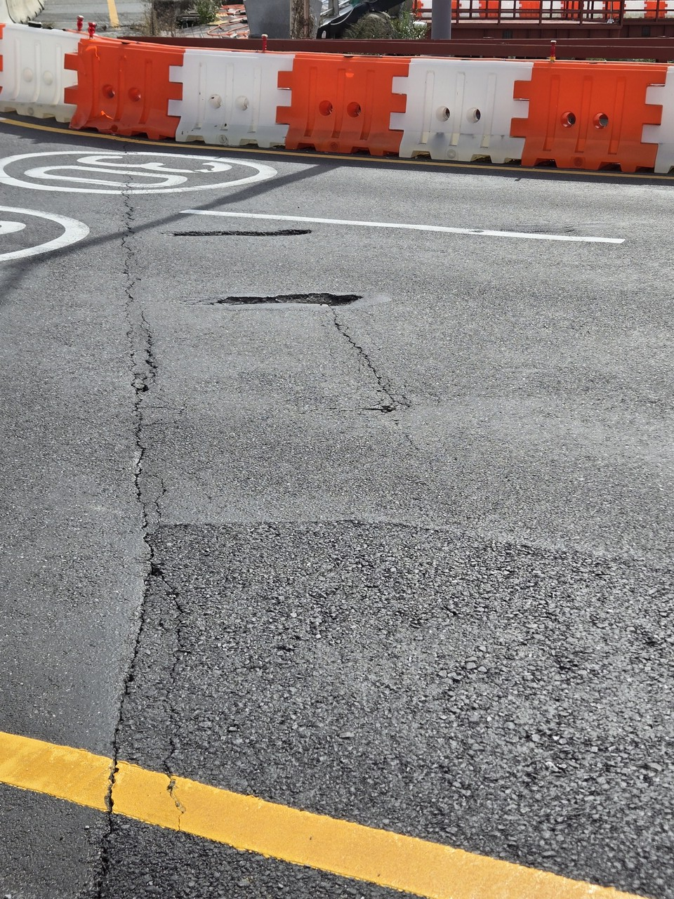 가설교량 상부 아스팔트 포장에 균열이 발생한 모습.