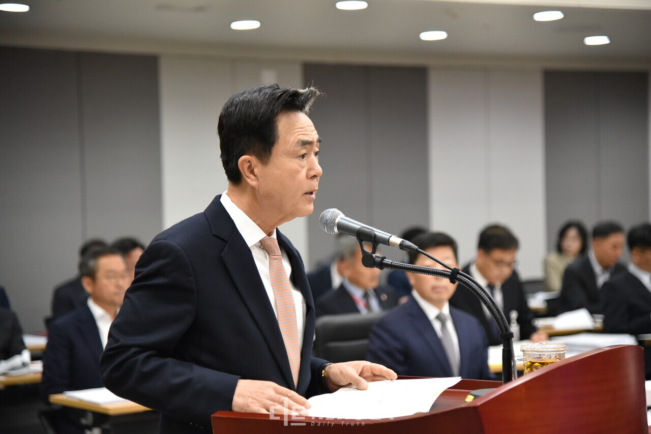 김태흠 충남지사가가 27일 오전 충남도청에서 열린 국정감사에서  광고비 중단과 관련해 "정치적 악의"라며 언론에 탓을 돌렸다. 의원들은 일제히 이 같은 태도를 비판했다. 김다소미 기자. 