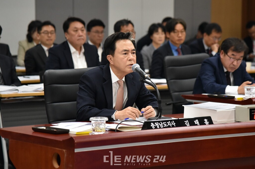 김태흠 충남지사가 27일 오후 재개된 국정감사에서 의원들과 고성 설전을 이어갔다. 김다소미 기자. 