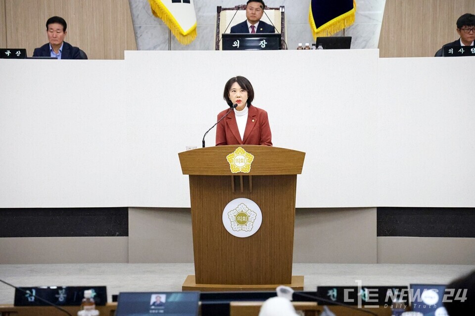 충남 당진시의회 전선아 의원이 29일 제124회 임시회 제2차 본회의에서 5분 자유발언을 통해 ‘당진 전통시장 장날 셔틀버스 도입’을 제안했다. 사진은 5분 자유발언 중인 전 의원. /당진시의회
