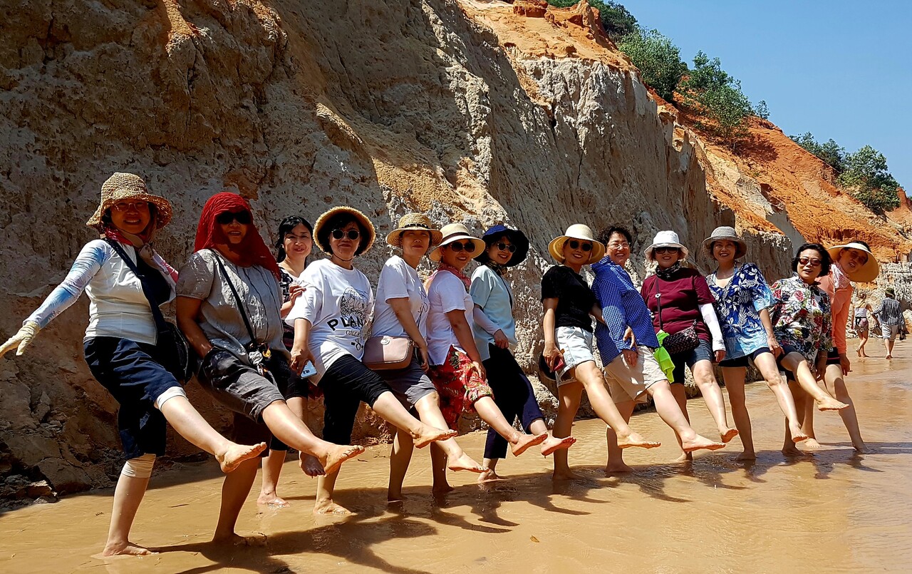 교육감 출마를 결심한 지난 2020년 교사들과 함께한 여행. 오른쪽부터 다섯번째가 정상신 회장.